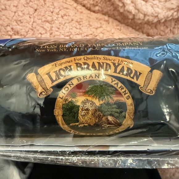 LION BRAND LEARN To KNIT KIT INCLUDES YARN & NEEDLES DENIM COLOR - Picture 8 of 8